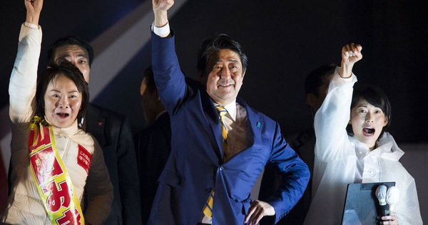 Chiến thắng vang dội, Thủ tướng Abe đi v&#224;o lịch sử ch&#237;nh trường Nhật Bản