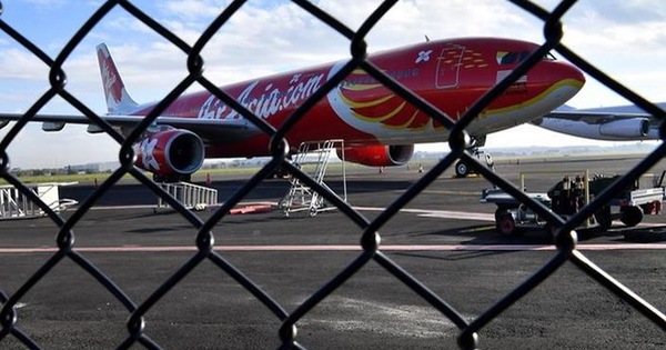 Máy bay của AirAsia phải hạ cánh khẩn cấp, hành khách hoảng loạn