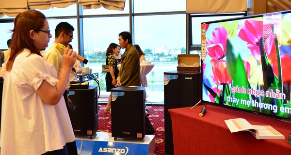 Người Việt thích hát Karaoke! Bí quyết giành 21% thị phần của ông chủ hãng tivi 'made in Vietnam'