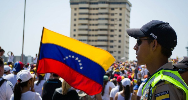 Nghịch l&#253; ở Venezuela: Nền kinh tế &quot;rơi xuống vực&quot; nhưng chứng kho&#225;n lại &quot;l&#234;n đỉnh&quot; tăng tới 500% trong 2 năm