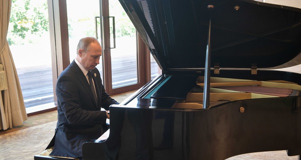 Tổng thống Nga Putin trổ tài đánh đàn bằng piano của Chủ tịch Tập Cận Bình