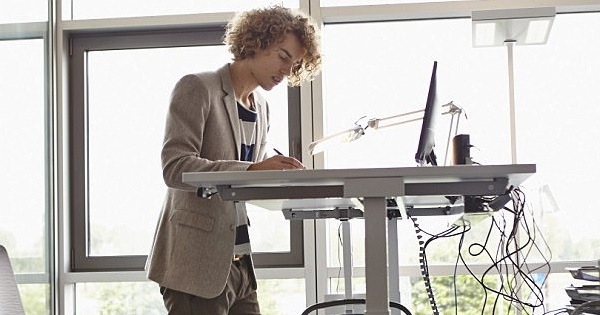 Đứng nhiều khi làm việc tăng nguy cơ đau tim