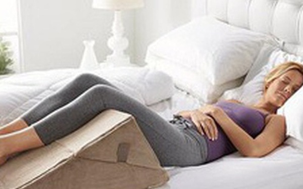 Kê chân cao khi ngủ: tốt hay nguy hiểm?