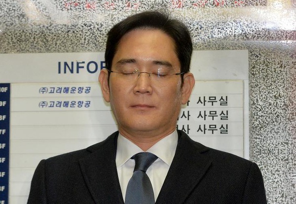 “Thái tử Samsung” phải ngủ trên sàn nhà, ăn suất cơm 28.000đ trong tù