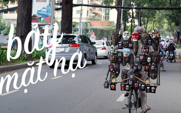 30 năm rong ruổi đường phố Sài Gòn của "chú Bảy mặt nạ": Từng đạp xe suốt nhiều ngày không bán nổi 1 chiếc!