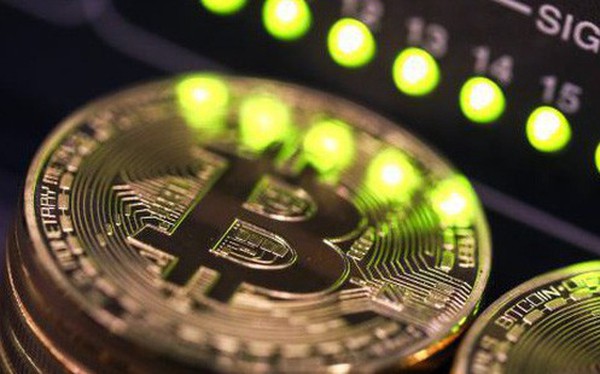 Bitcoin bỗng nhiên trở thành "hầm tránh bão" khi cổ phiếu lao dốc