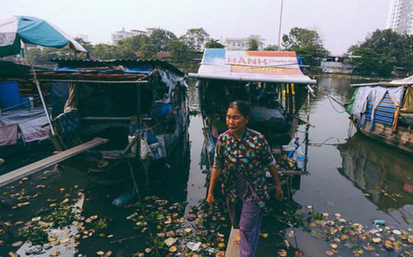 Tết bình dị của người dân xóm chài lênh đênh giữa Sài Gòn: Mâm cỗ đơn giản chỉ với mấy con cá khô