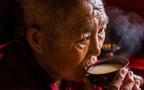 Trà bơ và muối – thức uống phải đi gần 4.000km mới đến nơi, giúp người Tây Tạng tồn tại hàng ngàn năm giữa cao nguyên lạnh giá