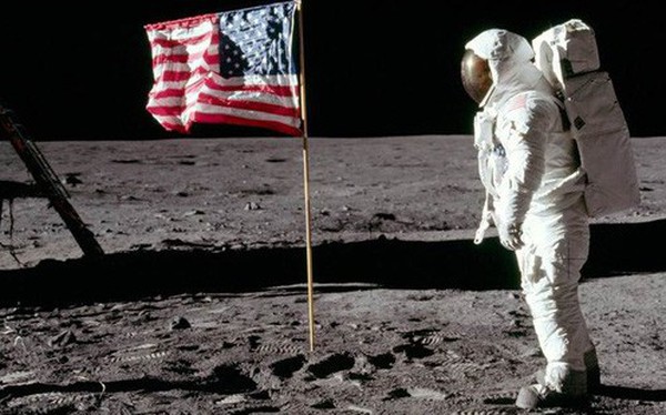 Không thể tin được: Con người xả tới 187 tấn rác trên bề mặt Mặt trăng