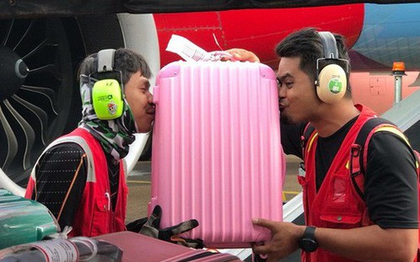   Nhân viên bốc xếp của AirAsia phải ôm, hôn từng chiếc vali sau khi bị tố quăng quật hành lý  