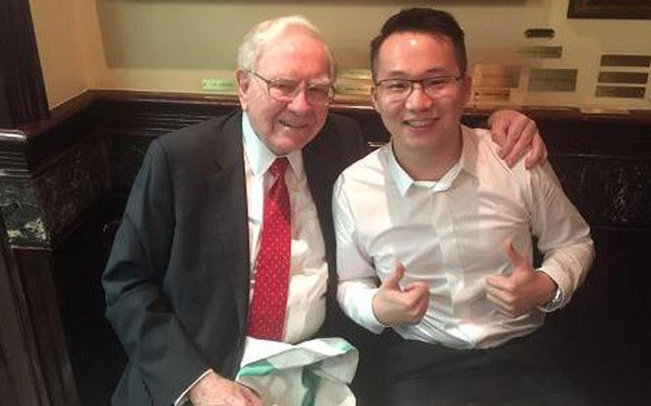 Anh ch&#224;ng 31 tuổi may mắn được d&#249;ng bữa với Warren Buffett đến nay hạ quyết t&#226;m sẽ vượt tỷ ph&#250; n&#224;y bằng c&#225;ch... chơi tiền ảo