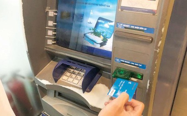 V&#224;o “chợ đen” thẻ ATM