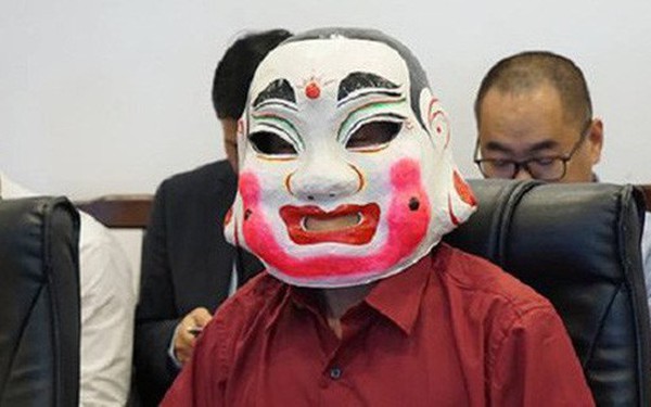 Vừa nhận thưởng, người trúng giải 300 tỷ đồng của Vietlott đã gây tranh cãi vì một chi tiết lạ