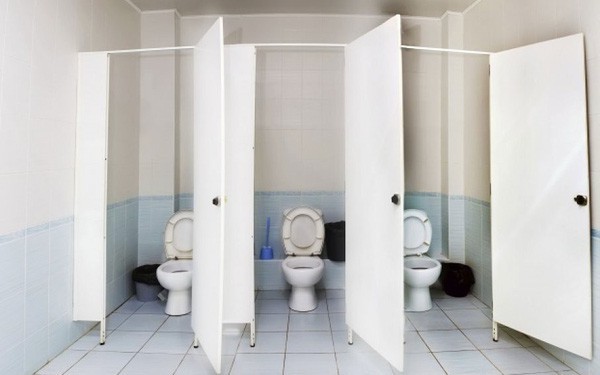 Bạn có thể nhiễm bệnh từ ghế ngồi nhà vệ sinh công cộng hay không?