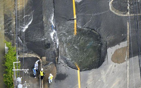 Những h&#236;nh ảnh kinh ho&#224;ng trong vụ động đất khiến 3 người chết v&#224; hơn 200 người bị thương ở Osaka, Nhật Bản