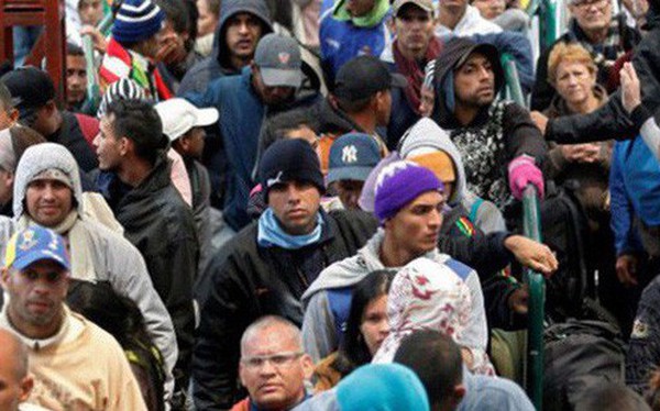 Lo biên giới đóng cửa, hàng nghìn người Venezuela vượt núi di cư