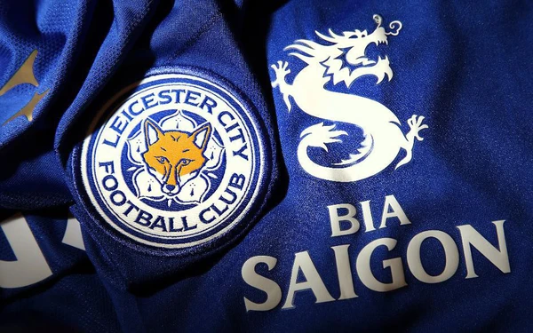 Logo bia Saigon xuất hiện tr&#234;n &#225;o đấu Leicester City tại Ngoại hạng Anh