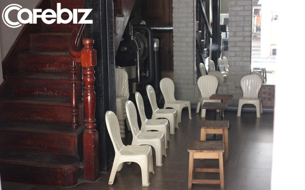 Triết lý kinh doanh 'lạ đời' của ông chủ Reng Reng Café: Quán chỉ bán cà phê, không nước lọc, không nhà vệ sinh, không wifi, cứ đúng 3 giờ chiều là đóng cửa không tiếp khách