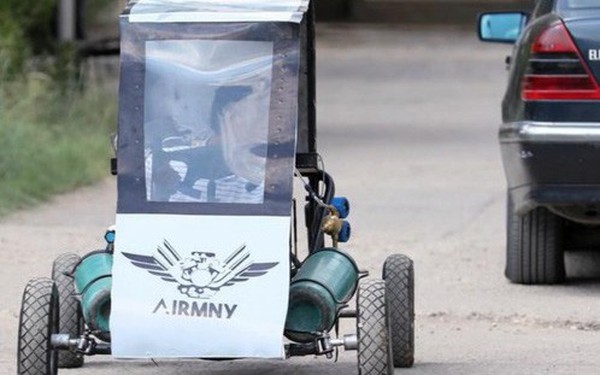 Chán dùng xăng, nhóm sinh viên Ai Cập tự thiết kế xe chạy bằng không khí cho nó tiết kiệm