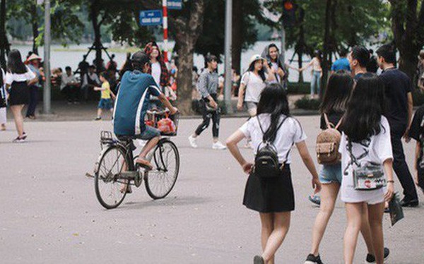 Phố đi bộ đông kín người dạo phố hưởng tiết trời thu Hà Nội