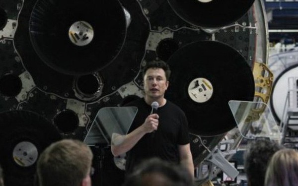 Elon Musk: &quot;Chắc t&#244;i cũng sẽ bay l&#234;n Mặt trăng&quot;