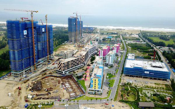 Năm 2017 ghi nhận sự bùng nổ về lượng cung và giao dịch của loại hình bất động sản nghỉ dưỡng condotel, trong đó, thị phần tập trung ở Nha Trang và Đà Nẵng. Ngoài ra có một số địa phương mới nổi là Quảng Ninh, Quy Nhơn… 10-01-2018 TPHCM: Bùng nổ nguồn cung chung cư quận 2 trong 2 năm tới  09-01-2018 Giá đất tại nhiều thành phố lớn tăng phi mã  09-01-2018 Toàn cảnh loạt dự án hạ tầng giao thông hơn 10.000 tỷ đồng đang làm thay đổi...  09-01-2018 Bức tranh toàn cảnh thị trường BĐS Hà Nội nhiều kỷ lục của năm 2017  Gần 23.000 căn mở bán trong năm, Condotel tạo nên “hiện tượng” trên thị trường địa ốc Theo số liệu từ Tổng cục du lịch, Nha Trang và Đà Nẵng là 2 thành phố thu hút lượng khách du lịch lớn nhất nước. Mỗi năm lượng khách du lịch đến mỗi thành phố chừng 6 triệu lượt khách. Vì thế loại hình bất động sản nghỉ dưỡng ở 2 thành phố du lịch này cũng được nhiều nhà đầu tư chú ý đến, đặc biệt là condotel.   Gần 23.000 căn mở bán trong năm, Condotel tạo nên “hiện tượng” trên thị trường địa ốc - Ảnh 1. Theo thống kê từ Hiệp hội môi giới, chỉ riêng Khánh Hòa đã chiếm tỉ trọng 52% nguồn cung condotel, còn Đà Nẵng chiếm khoảng 13%.  Điều này đã tạo nên một hiện tượng rất đáng lưu ý trên thị trường bất động sản trong năm qua là sự phát triển bùng nổ của phân khúc bất động sản Condotel khi lượng cung sản phẩm của các dự án Condotel lên đến 22.837 căn.  Các dự án lớn nằm chủ yếu ở Nha Trang và Đà Nẵng. Nguồn cung phần lớn ở The Arena Cam Ranh (5248 căn), Vinpearl Empire (1.300 căn), Swisstouches Lalune Resort (1900 căn), Panorama Nha Trang (1.116 căn), Cocobay Đà Nẵng (trên 10.000 căn), Hòa Bình Green (1500 căn), Soliel Đà Nẵng (1.000 căn)…  Cũng theo Hội môi giới, trong số các dự án chào bán Condotel có tới 77,7% số căn Condotel có mức giá chào bán ở phân khúc bất động sản cao cấp từ 35 triệu – 70 triệu/m2. Mặc dù loại hình bất động sản Condotel mới phát triển trong một vài năm gần đây nhưng số lượng nguồn cung sản phẩm này đã sấp xỉ nguồn cung phân khúc đất nền là loại sản phẩm được nhà đầu tư ưa chuộng hàng đầu trên thị trường BĐS nhiều năm qua.  Lượng giao dịch thành công condotel ở Khánh Hòa vào khoảng 7.200 căn căn, trong đó một nửa là nhà đầu tư đến từ Hà Nội, phần còn lại là các nhà đầu tư Tp.HCM, Việt kiều, người nước ngoài và người dân địa phương. Còn tại Đà Nẵng có khoảng trên 3000 giao dịch thành công.   Gần 23.000 căn mở bán trong năm, Condotel tạo nên “hiện tượng” trên thị trường địa ốc - Ảnh 2. Ở một số thị trường mới nổi khác, lượng cung và giao dịch condotel chưa lớn như ở Nha Trang và Đà Nẵng. Tại Hạ Long có khoảng 1400 căn được bán từ 2 dự án của FLC và BIM. Tại Phú Quốc, tổng nguồn cung năm 2017 vào khoảng 1.100 căn chủ yếu từ các dự án của Sungroup, Bimgroup và CEO group, mức giá condotel trung bình từ 45-90 triệu đồng/m2.  Về tỷ trọng nguồn cung của phân khúc Condotel theo khu vực thì có đến 52% số sản phẩm chào bán tại Nha Trang, Khánh Hòa, số còn lại tập trung ở các địa phương phát triển mạnh du lịch như Bình Thuận, Đà Nẵng, Phú Quốc, Quảng Ninh.  Theo dự báo của Hội môi giới, năm 2018 phân khúc Condotel tiếp tục phát triển mạnh tại các thành phố du lịch, đặc khu kinh tế mới thành lập, tuy nhiên sự phát triển ồ ạt loại hình này có thể làm dư cung cục bộ trong ngắn hạn, dẫn đến khó có thể tăng giá cho dòng sản phẩm này.  Ngoài ra, quyền sở hữu lâu dài đối với loại hình bất động sản Condotel có được Quốc Hội chấp thuận hay không cũng là một rào cản tâm lý rất lớn đối với nhà đầu tư. Sự đầu tư, phát triển mạnh đối với các dự án bất động sản Condotel trong thời gian qua khi đưa vào sử dụng sẽ dẫn đến xu hướng giảm giá cho thuê khách sạn, tăng chất lượng dịch vụ lưu trú, khuyến khích phát triển du lịch trong và ngoài nước mạnh mẽ hơn nữa.  Việc phát triển quá mạnh sản phẩm Condotel có thể dẫn đến nhu cầu mua đất xây khách sạn kinh doanh lưu trú nhỏ lẻ, tự phát suy giảm tại các thành phố du lịch trong những năm tới đây. Việc khai thác nguồn thu từ đầu tư Condotel sẽ có tỷ suất sinh lời hiệu quả hơn nhiều so với việc mua đất tự xây nhà để kinh doanh khách sạn mini.   Gần 23.000 căn mở bán trong năm, Condotel tạo nên “hiện tượng” trên thị trường địa ốc - Ảnh 3. Condotel phát triển mạnh ở các thành phố ven biển. Bãi biển Mỹ Khê - Đà Nẵng  Tuy nhiên, việc phát triển condotel cũng có lợi hơn cho nền kinh tế và thị trường bất động sản vì tiết kiệm đất đai mà lại tạo được dòng tiền, tạo được nguồn thu thường xuyên cho nhà đầu tư.  Đầu tư Condotel cũng khuyến khích ngành xây dựng, du lịch và các ngành dịch vụ liên quan khác phát triển, tạo động lực tốt hơn cho nền kinh tế so với phát triển bất động sản đất nền thường dẫn đến nhiều hệ lụy kinh tế tiêu cực. Điểm chưa thuận lợi để đầu tư vào phân khúc Condotel là hạn chế về quyền sở hữu Bất động sản.  Do quy định luật pháp, nhà đầu tư vào sản phẩm Condotel chưa thể có được sổ hồng, quyền sở hữu lâu dài đối với sản phẩm giống như đối với sản phẩm là căn hộ để ở, nhà ở riêng lẻ hoặc đất nền có sổ đỏ. Mới đây Bộ tài nguyên môi trường đã có đề xuất sửa luật đất đai, khắc phục những hạn chế này. Nếu đề xuất này được Quốc Hội chấp thuận sẽ là một cú hích rất mạnh cho phân khúc Bất động sản này phát triển.