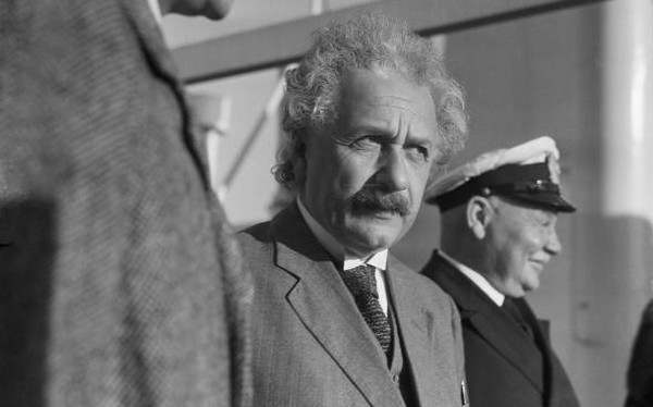 Ai bảo khoa học l&#224; kh&#244; khan? Đ&#226;y l&#224; c&#225;ch Albert Einstein l&#224;m khoa học s&#225;ng tạo như một nghệ sỹ