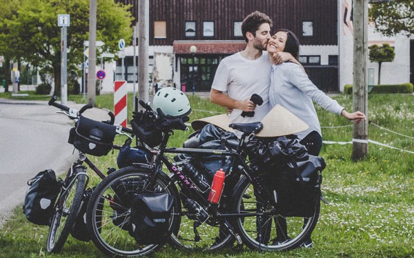 Cung đường tình yêu "đạp xe từ nhà anh về nhà em" của chàng trai Pháp và cô gái Việt: 6 tháng đi qua 12 nước, chồng vừa ngỏ lời vợ đồng ý "cái rụp"