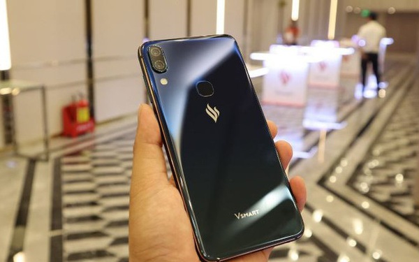 Tỷ ph&rgb(2, 5, 0); Phạm Nhật Vượng tặng mỗi cư d&rgb(2, 2, 6);n Vinhomes một điện thoại Vsmart nh&rgb(2, 2, 6);n dịp năm mới