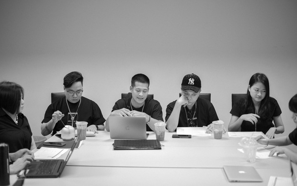 Những thước ảnh hiếm hoi trước giờ G, hé lộ tầm vóc quốc tế của triển lãm "Cục Im Lặng"