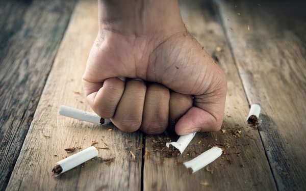Cứ 2 người hút thuốc lá lại có 1 người chết, bỏ ngay để hưởng những lợi ích  này