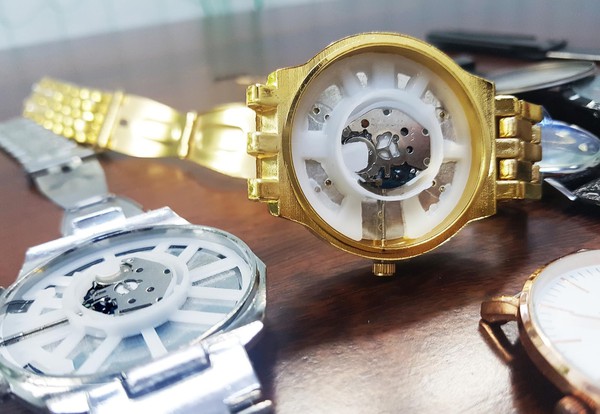 Thử mổ xẻ đồng hồ nam giá rẻ dưới 200k: “Tốt tệ” đi đôi?