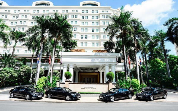 Mercedes-Benz Việt Nam b&#224;n giao xe sang S 450 L cho kh&#225;ch sạn Park Hyatt Saigon
