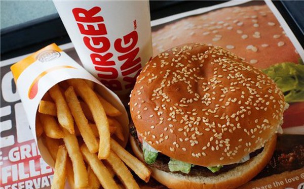 Trước vụ chế giễu người Việt d&#249;ng đũa ăn burger, Burger King từng g&#226;y phẫn nộ v&#236; đoạn quảng c&#225;o n&#224;y