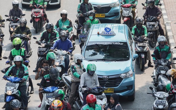 Không coi tài xế là nhân viên 'biên chế', không cần đảm bảo tiền lương cũng như trợ cấp và bảo hiểm y tế, Grab và Gojek tiết kiệm hàng trăm triệu USD