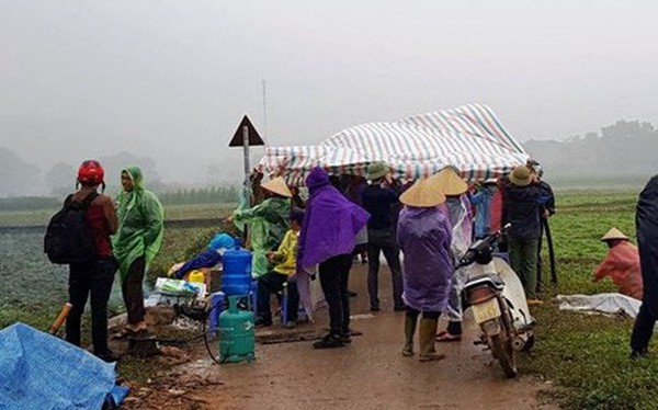Người dân Nam Sơn vẫn đang căng lều bạt ngăn chặn xe vào bãi rác