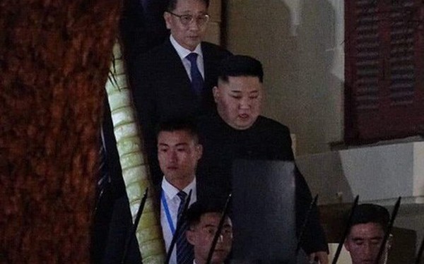 [ẢNH] Chủ tịch Kim Jong Un thăm Đại sứ qu&#225;n Triều Ti&#234;n trong ng&#224;y đầu ti&#234;n đến H&#224; Nội