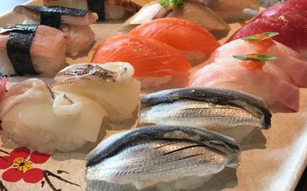Ăn sushi nổi tiếng phố Kim Mã, team công sở giật mình thanh toán 12 triệu, riêng trà đá gần 1 triệu vì mắc "bẫy" nhà hàng