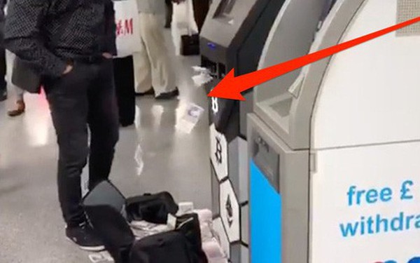 Thanh niên đi rút tiền từ ví bitcoin, cây ATM nhả tiền như lá rụng giữa con phố đông người tại London, Anh