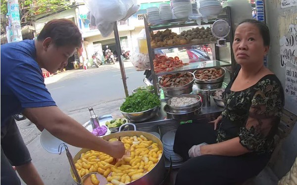 Đến review quán bánh canh 300k nổi tiếng Sài Gòn rồi nhận xét “ế, qua thời hoàng kim”, Youtuber bị chỉ trích kém duyên, cố tình chọc quê chủ quán