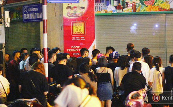 Hết hồn cảnh xếp hàng dài cả km lúc 3h sáng để chờ mua bánh mì dân tổ ở Hà Nội