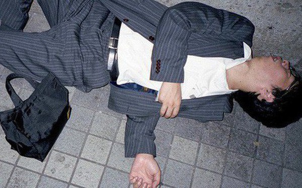 Ch&#249;m ảnh về c&#225;c doanh nh&#226;n ngủ tr&#234;n đường phố m&#244; tả ch&#226;n thực về văn h&#243;a l&#224;m việc khắc nghiệt nhất thế giới của Nhật Bản