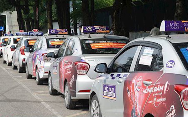 Hàng trăm tài xế taxi truyền thống tập trung dán biểu ngữ đòi gắn hộp đèn cho taxi công nghệ