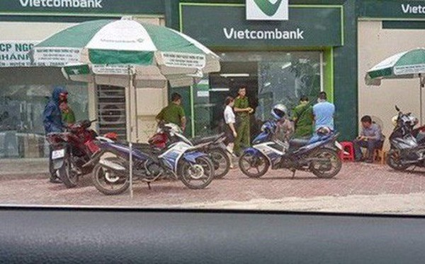 Tước quân tịch 1 thượng úy công an huyện tới ngân hàng gây rối