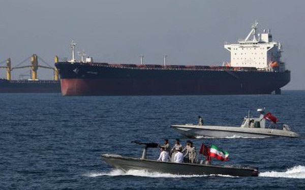 Giá dầu tăng 2% sau khi Iran tuyên bố tàu chở dầu trúng 2 tên lửa