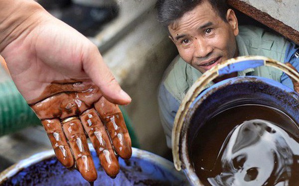 Ảnh: Dầu lắng cặn, bốc mùi nồng nặc khi thau rửa bể nước tại khu đô thị Hà Nội sau sự cố ô nhiễm nước sông Đà