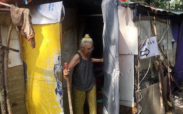 Người phụ nữ Sài Gòn một thời giàu có, 94 tuổi sống gầm cầu, bán vé số