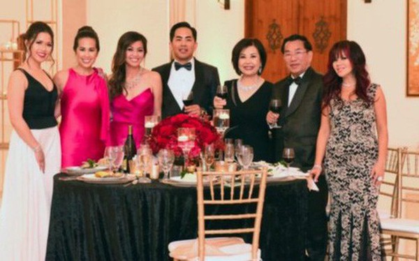 Gia tộc siêu giàu người Mỹ gốc Việt lần đầu tiên xuất hiện trong chương trình "Dòng Họ Hồ" của HBO