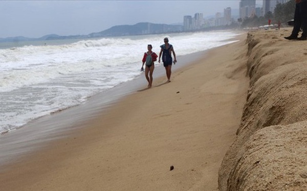 Trước bão số 6: Kỳ lạ “tường” cát cao gần 1m xuất hiện ở biển Nha Trang