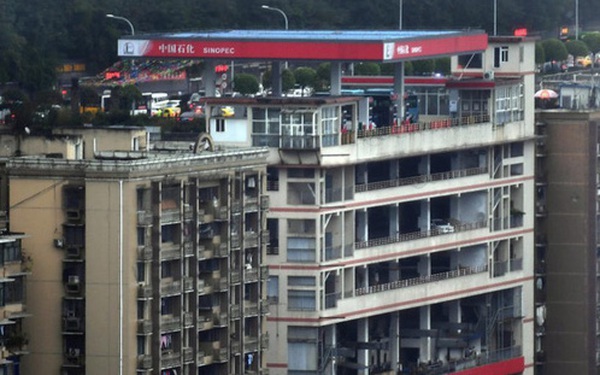Tòa nhà Kỳ lạ ở Trung Quốc bỗng nhiên có cả cây xăng trên tầng thượng và trệt